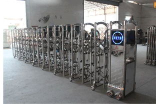 嬰兒被困車內(nèi),鑰匙失靈打不開車門,消防員來了也沒用 原因竟然很常見